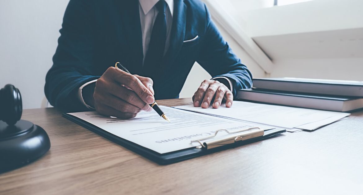 Pessoa analisando contrato administrativo e nota fiscal para contagem de prazo de suspensão
